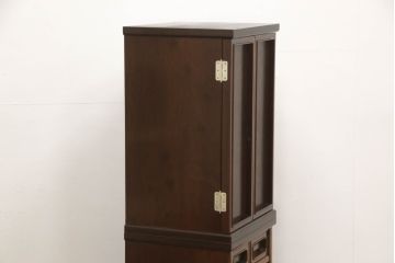 お仏壇をコンパクトにリメイク!上段は4枚組だった建具を2枚組に加工。上部にあった家紋も移設。下段は引き戸→観音開き仕様に変更。脚を取り付け。背板も新たに取り付け、元の色を活かし全体を着色して仕上げ。