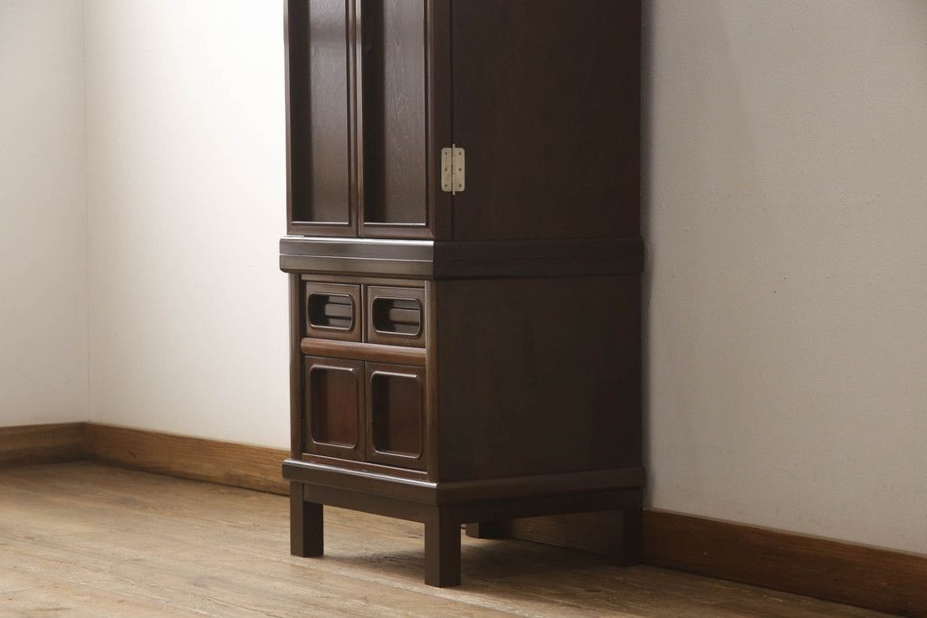 お仏壇をコンパクトにリメイク!上段は4枚組だった建具を2枚組に加工。上部にあった家紋も移設。下段は引き戸→観音開き仕様に変更。脚を取り付け。背板も新たに取り付け、元の色を活かし全体を着色して仕上げ。