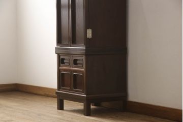 お仏壇をコンパクトにリメイク!上段は4枚組だった建具を2枚組に加工。上部にあった家紋も移設。下段は引き戸→観音開き仕様に変更。脚を取り付け。背板も新たに取り付け、元の色を活かし全体を着色して仕上げ。