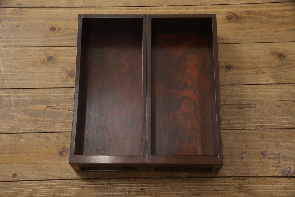 お仏壇をコンパクトにリメイク!上段は4枚組だった建具を2枚組に加工。上部にあった家紋も移設。下段は引き戸→観音開き仕様に変更。脚を取り付け。背板も新たに取り付け、元の色を活かし全体を着色して仕上げ。