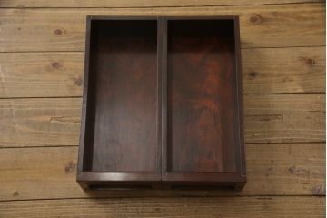お仏壇をコンパクトにリメイク!上段は4枚組だった建具を2枚組に加工。上部にあった家紋も移設。下段は引き戸→観音開き仕様に変更。脚を取り付け。背板も新たに取り付け、元の色を活かし全体を着色して仕上げ。