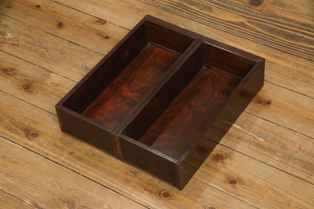 お仏壇をコンパクトにリメイク!上段は4枚組だった建具を2枚組に加工。上部にあった家紋も移設。下段は引き戸→観音開き仕様に変更。脚を取り付け。背板も新たに取り付け、元の色を活かし全体を着色して仕上げ。