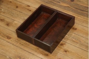 お仏壇をコンパクトにリメイク!上段は4枚組だった建具を2枚組に加工。上部にあった家紋も移設。下段は引き戸→観音開き仕様に変更。脚を取り付け。背板も新たに取り付け、元の色を活かし全体を着色して仕上げ。