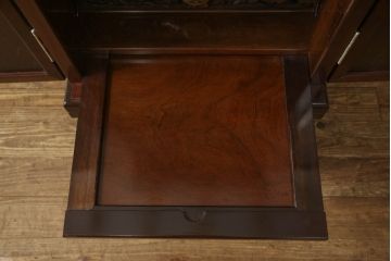 お仏壇をコンパクトにリメイク!上段は4枚組だった建具を2枚組に加工。上部にあった家紋も移設。下段は引き戸→観音開き仕様に変更。脚を取り付け。背板も新たに取り付け、元の色を活かし全体を着色して仕上げ。