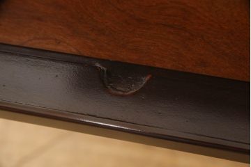 お仏壇をコンパクトにリメイク!上段は4枚組だった建具を2枚組に加工。上部にあった家紋も移設。下段は引き戸→観音開き仕様に変更。脚を取り付け。背板も新たに取り付け、元の色を活かし全体を着色して仕上げ。