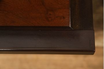 お仏壇をコンパクトにリメイク!上段は4枚組だった建具を2枚組に加工。上部にあった家紋も移設。下段は引き戸→観音開き仕様に変更。脚を取り付け。背板も新たに取り付け、元の色を活かし全体を着色して仕上げ。