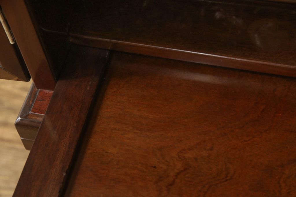 お仏壇をコンパクトにリメイク!上段は4枚組だった建具を2枚組に加工。上部にあった家紋も移設。下段は引き戸→観音開き仕様に変更。脚を取り付け。背板も新たに取り付け、元の色を活かし全体を着色して仕上げ。
