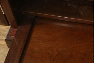 お仏壇をコンパクトにリメイク!上段は4枚組だった建具を2枚組に加工。上部にあった家紋も移設。下段は引き戸→観音開き仕様に変更。脚を取り付け。背板も新たに取り付け、元の色を活かし全体を着色して仕上げ。