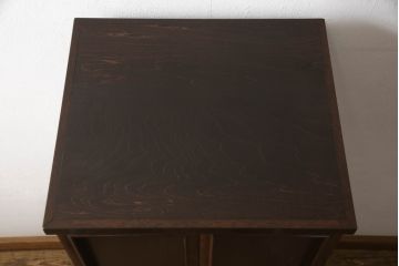 お仏壇をコンパクトにリメイク!上段は4枚組だった建具を2枚組に加工。上部にあった家紋も移設。下段は引き戸→観音開き仕様に変更。脚を取り付け。背板も新たに取り付け、元の色を活かし全体を着色して仕上げ。
