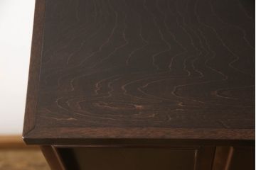 お仏壇をコンパクトにリメイク!上段は4枚組だった建具を2枚組に加工。上部にあった家紋も移設。下段は引き戸→観音開き仕様に変更。脚を取り付け。背板も新たに取り付け、元の色を活かし全体を着色して仕上げ。