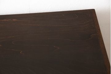 お仏壇をコンパクトにリメイク!上段は4枚組だった建具を2枚組に加工。上部にあった家紋も移設。下段は引き戸→観音開き仕様に変更。脚を取り付け。背板も新たに取り付け、元の色を活かし全体を着色して仕上げ。
