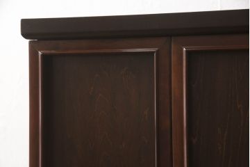 お仏壇をコンパクトにリメイク!上段は4枚組だった建具を2枚組に加工。上部にあった家紋も移設。下段は引き戸→観音開き仕様に変更。脚を取り付け。背板も新たに取り付け、元の色を活かし全体を着色して仕上げ。