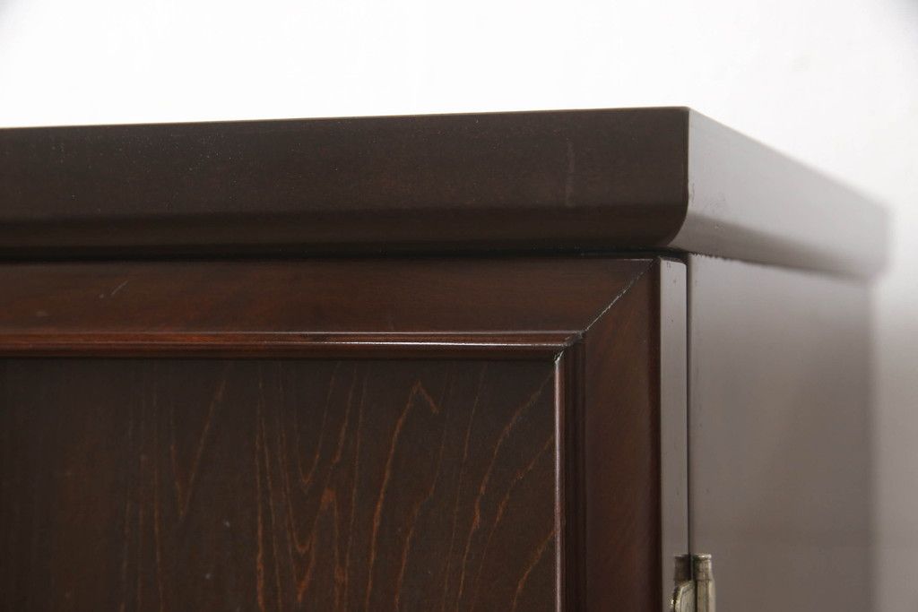 お仏壇をコンパクトにリメイク!上段は4枚組だった建具を2枚組に加工。上部にあった家紋も移設。下段は引き戸→観音開き仕様に変更。脚を取り付け。背板も新たに取り付け、元の色を活かし全体を着色して仕上げ。