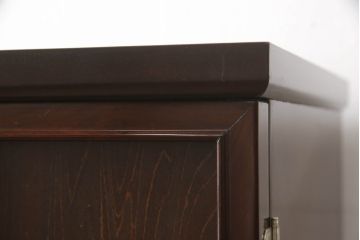 お仏壇をコンパクトにリメイク!上段は4枚組だった建具を2枚組に加工。上部にあった家紋も移設。下段は引き戸→観音開き仕様に変更。脚を取り付け。背板も新たに取り付け、元の色を活かし全体を着色して仕上げ。
