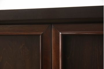 お仏壇をコンパクトにリメイク!上段は4枚組だった建具を2枚組に加工。上部にあった家紋も移設。下段は引き戸→観音開き仕様に変更。脚を取り付け。背板も新たに取り付け、元の色を活かし全体を着色して仕上げ。