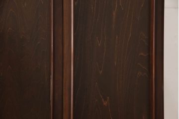お仏壇をコンパクトにリメイク!上段は4枚組だった建具を2枚組に加工。上部にあった家紋も移設。下段は引き戸→観音開き仕様に変更。脚を取り付け。背板も新たに取り付け、元の色を活かし全体を着色して仕上げ。