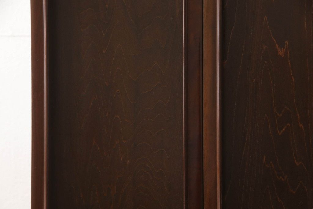 お仏壇をコンパクトにリメイク!上段は4枚組だった建具を2枚組に加工。上部にあった家紋も移設。下段は引き戸→観音開き仕様に変更。脚を取り付け。背板も新たに取り付け、元の色を活かし全体を着色して仕上げ。
