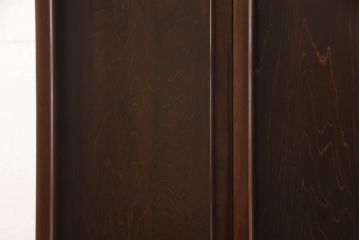 お仏壇をコンパクトにリメイク!上段は4枚組だった建具を2枚組に加工。上部にあった家紋も移設。下段は引き戸→観音開き仕様に変更。脚を取り付け。背板も新たに取り付け、元の色を活かし全体を着色して仕上げ。