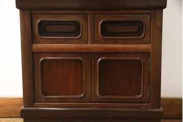 お仏壇をコンパクトにリメイク!上段は4枚組だった建具を2枚組に加工。上部にあった家紋も移設。下段は引き戸→観音開き仕様に変更。脚を取り付け。背板も新たに取り付け、元の色を活かし全体を着色して仕上げ。