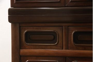 お仏壇をコンパクトにリメイク!上段は4枚組だった建具を2枚組に加工。上部にあった家紋も移設。下段は引き戸→観音開き仕様に変更。脚を取り付け。背板も新たに取り付け、元の色を活かし全体を着色して仕上げ。