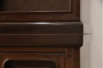 お仏壇をコンパクトにリメイク!上段は4枚組だった建具を2枚組に加工。上部にあった家紋も移設。下段は引き戸→観音開き仕様に変更。脚を取り付け。背板も新たに取り付け、元の色を活かし全体を着色して仕上げ。