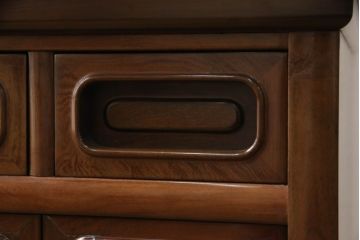 お仏壇をコンパクトにリメイク!上段は4枚組だった建具を2枚組に加工。上部にあった家紋も移設。下段は引き戸→観音開き仕様に変更。脚を取り付け。背板も新たに取り付け、元の色を活かし全体を着色して仕上げ。