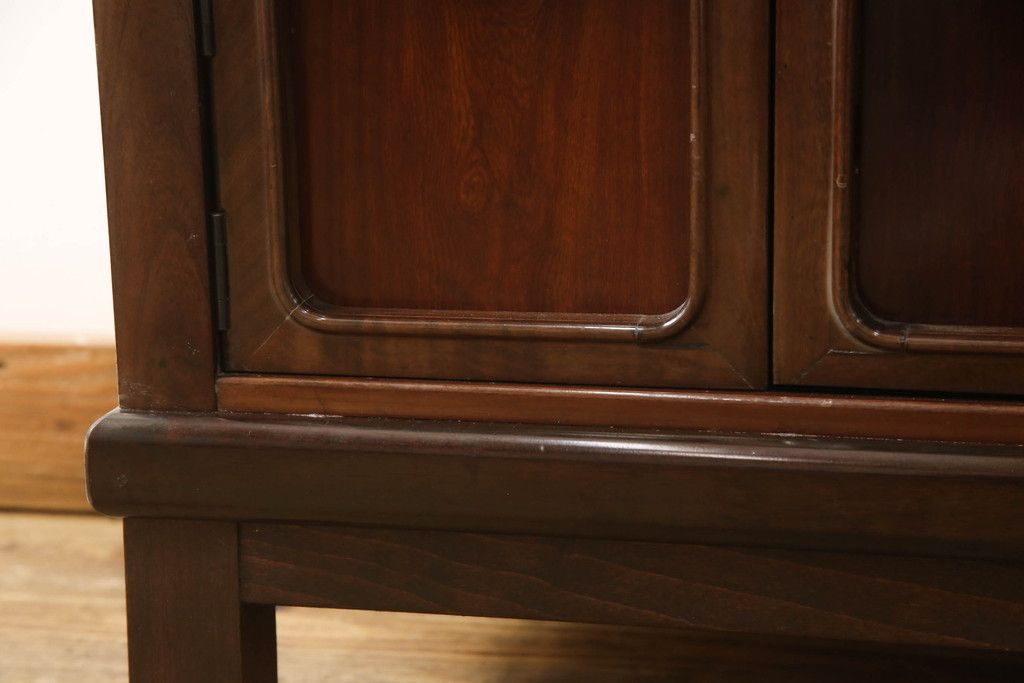 お仏壇をコンパクトにリメイク!上段は4枚組だった建具を2枚組に加工。上部にあった家紋も移設。下段は引き戸→観音開き仕様に変更。脚を取り付け。背板も新たに取り付け、元の色を活かし全体を着色して仕上げ。