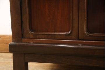 お仏壇をコンパクトにリメイク!上段は4枚組だった建具を2枚組に加工。上部にあった家紋も移設。下段は引き戸→観音開き仕様に変更。脚を取り付け。背板も新たに取り付け、元の色を活かし全体を着色して仕上げ。