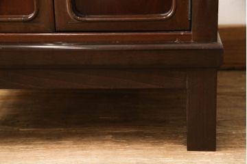 お仏壇をコンパクトにリメイク!上段は4枚組だった建具を2枚組に加工。上部にあった家紋も移設。下段は引き戸→観音開き仕様に変更。脚を取り付け。背板も新たに取り付け、元の色を活かし全体を着色して仕上げ。
