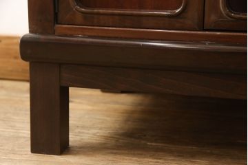 お仏壇をコンパクトにリメイク!上段は4枚組だった建具を2枚組に加工。上部にあった家紋も移設。下段は引き戸→観音開き仕様に変更。脚を取り付け。背板も新たに取り付け、元の色を活かし全体を着色して仕上げ。