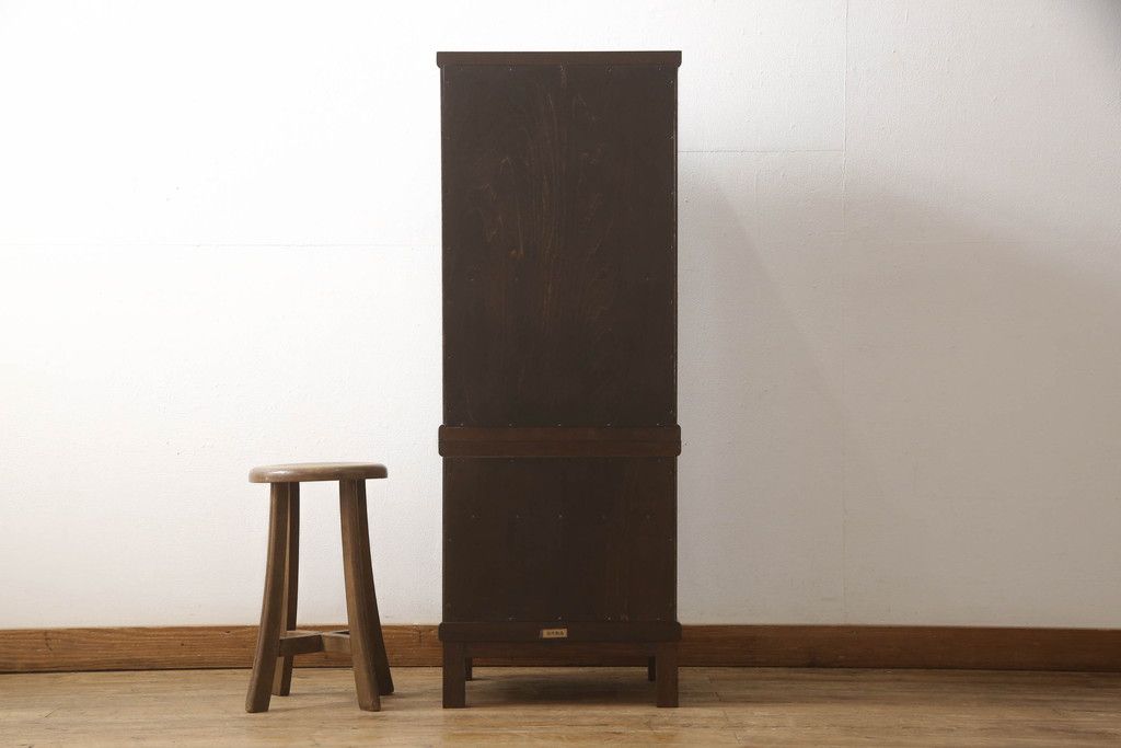 お仏壇をコンパクトにリメイク!上段は4枚組だった建具を2枚組に加工。上部にあった家紋も移設。下段は引き戸→観音開き仕様に変更。脚を取り付け。背板も新たに取り付け、元の色を活かし全体を着色して仕上げ。
