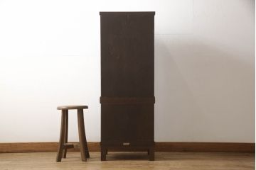 お仏壇をコンパクトにリメイク!上段は4枚組だった建具を2枚組に加工。上部にあった家紋も移設。下段は引き戸→観音開き仕様に変更。脚を取り付け。背板も新たに取り付け、元の色を活かし全体を着色して仕上げ。