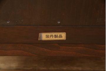 お仏壇をコンパクトにリメイク!上段は4枚組だった建具を2枚組に加工。上部にあった家紋も移設。下段は引き戸→観音開き仕様に変更。脚を取り付け。背板も新たに取り付け、元の色を活かし全体を着色して仕上げ。