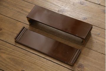 お仏壇をコンパクトにリメイク!上段は4枚組だった建具を2枚組に加工。上部にあった家紋も移設。下段は引き戸→観音開き仕様に変更。脚を取り付け。背板も新たに取り付け、元の色を活かし全体を着色して仕上げ。