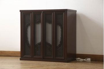 お仏壇をコンパクトにリメイク!下段はまるごとカットし、上段のみ活用。扉を2枚の観音開き仕様へ加工し、表面:オリジナルの装飾/間:すりガラス/裏面:格子の三重構造に。