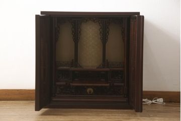 お仏壇をコンパクトにリメイク!下段はまるごとカットし、上段のみ活用。扉を2枚の観音開き仕様へ加工し、表面:オリジナルの装飾/間:すりガラス/裏面:格子の三重構造に。