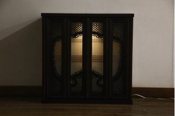 お仏壇をコンパクトにリメイク!下段はまるごとカットし、上段のみ活用。扉を2枚の観音開き仕様へ加工し、表面:オリジナルの装飾/間:すりガラス/裏面:格子の三重構造に。