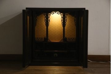 お仏壇をコンパクトにリメイク!下段はまるごとカットし、上段のみ活用。扉を2枚の観音開き仕様へ加工し、表面:オリジナルの装飾/間:すりガラス/裏面:格子の三重構造に。