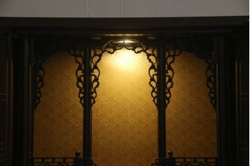 お仏壇をコンパクトにリメイク!下段はまるごとカットし、上段のみ活用。扉を2枚の観音開き仕様へ加工し、表面:オリジナルの装飾/間:すりガラス/裏面:格子の三重構造に。