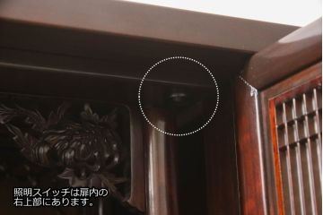 お仏壇をコンパクトにリメイク!下段はまるごとカットし、上段のみ活用。扉を2枚の観音開き仕様へ加工し、表面:オリジナルの装飾/間:すりガラス/裏面:格子の三重構造に。