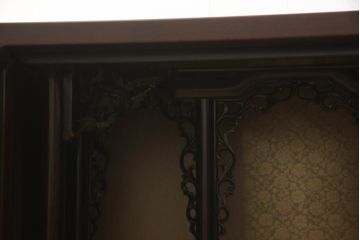 お仏壇をコンパクトにリメイク!下段はまるごとカットし、上段のみ活用。扉を2枚の観音開き仕様へ加工し、表面:オリジナルの装飾/間:すりガラス/裏面:格子の三重構造に。