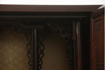 お仏壇をコンパクトにリメイク!下段はまるごとカットし、上段のみ活用。扉を2枚の観音開き仕様へ加工し、表面:オリジナルの装飾/間:すりガラス/裏面:格子の三重構造に。
