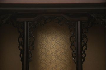 お仏壇をコンパクトにリメイク!下段はまるごとカットし、上段のみ活用。扉を2枚の観音開き仕様へ加工し、表面:オリジナルの装飾/間:すりガラス/裏面:格子の三重構造に。