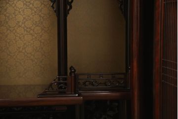 お仏壇をコンパクトにリメイク!下段はまるごとカットし、上段のみ活用。扉を2枚の観音開き仕様へ加工し、表面:オリジナルの装飾/間:すりガラス/裏面:格子の三重構造に。