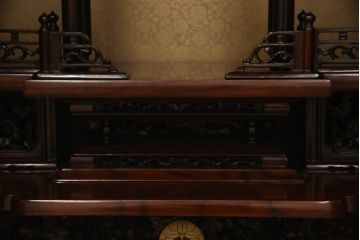 お仏壇をコンパクトにリメイク!下段はまるごとカットし、上段のみ活用。扉を2枚の観音開き仕様へ加工し、表面:オリジナルの装飾/間:すりガラス/裏面:格子の三重構造に。