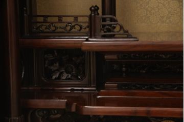 お仏壇をコンパクトにリメイク!下段はまるごとカットし、上段のみ活用。扉を2枚の観音開き仕様へ加工し、表面:オリジナルの装飾/間:すりガラス/裏面:格子の三重構造に。