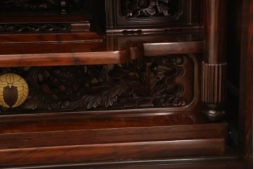 お仏壇をコンパクトにリメイク!下段はまるごとカットし、上段のみ活用。扉を2枚の観音開き仕様へ加工し、表面:オリジナルの装飾/間:すりガラス/裏面:格子の三重構造に。