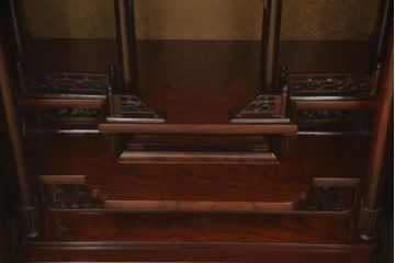 お仏壇をコンパクトにリメイク!下段はまるごとカットし、上段のみ活用。扉を2枚の観音開き仕様へ加工し、表面:オリジナルの装飾/間:すりガラス/裏面:格子の三重構造に。