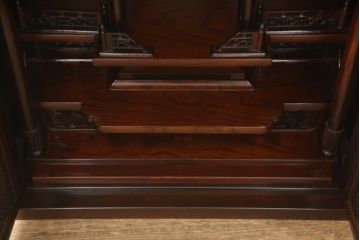 お仏壇をコンパクトにリメイク!下段はまるごとカットし、上段のみ活用。扉を2枚の観音開き仕様へ加工し、表面:オリジナルの装飾/間:すりガラス/裏面:格子の三重構造に。