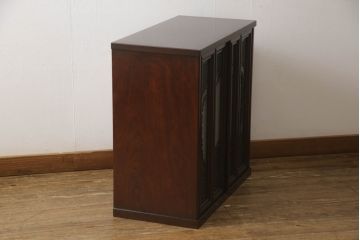 お仏壇をコンパクトにリメイク!下段はまるごとカットし、上段のみ活用。扉を2枚の観音開き仕様へ加工し、表面:オリジナルの装飾/間:すりガラス/裏面:格子の三重構造に。